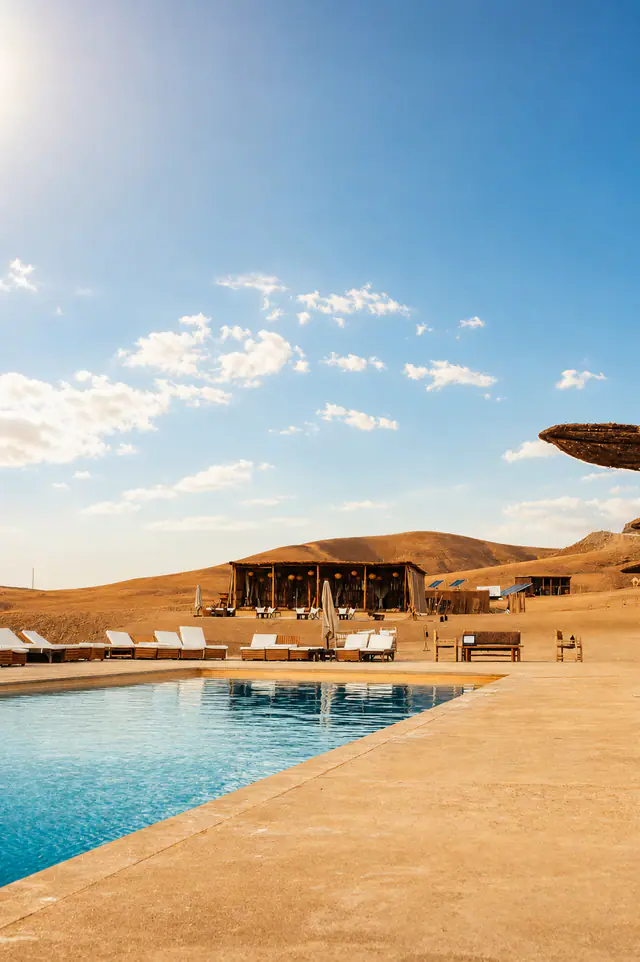 Piscine et camp face au désert d'Agafay