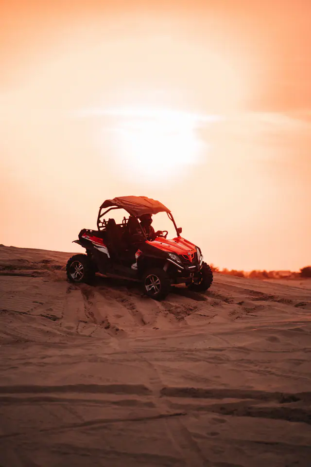 Buggy dans les dunes au coucher du soleil