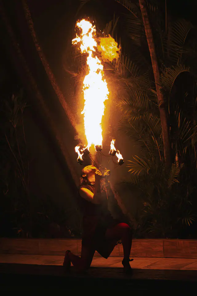 Cracheur de feu en spectacle de nuit
