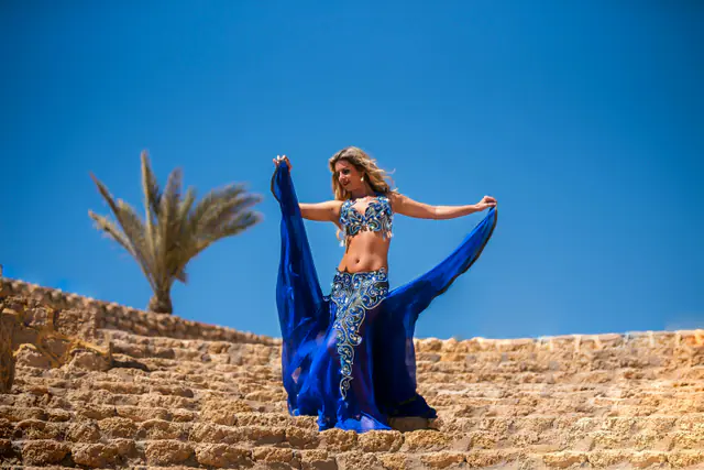 Danseuse orientale en costume bleu