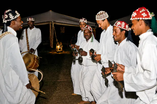 Musiciens gnawa en tenue blanche